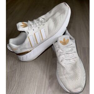 Adidas Swift Run 22 White Gold Women's Running Sneakers Size 8.5 GZ4973